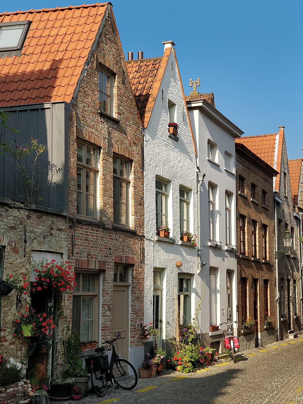With its lovely squares, picturesque canals and cobbled streets, Bruges really is one of the most romantic cities in old Europe! Best things to do here!