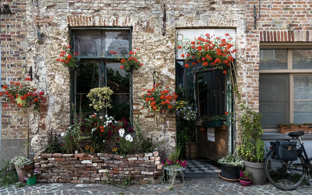 With its lovely squares, picturesque canals and cobbled streets, Bruges really is one of the most romantic cities in old Europe! Best things to do here!