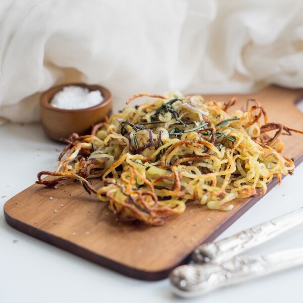 So good and healthy, these spiralized baked French fries potatoes are a dream!