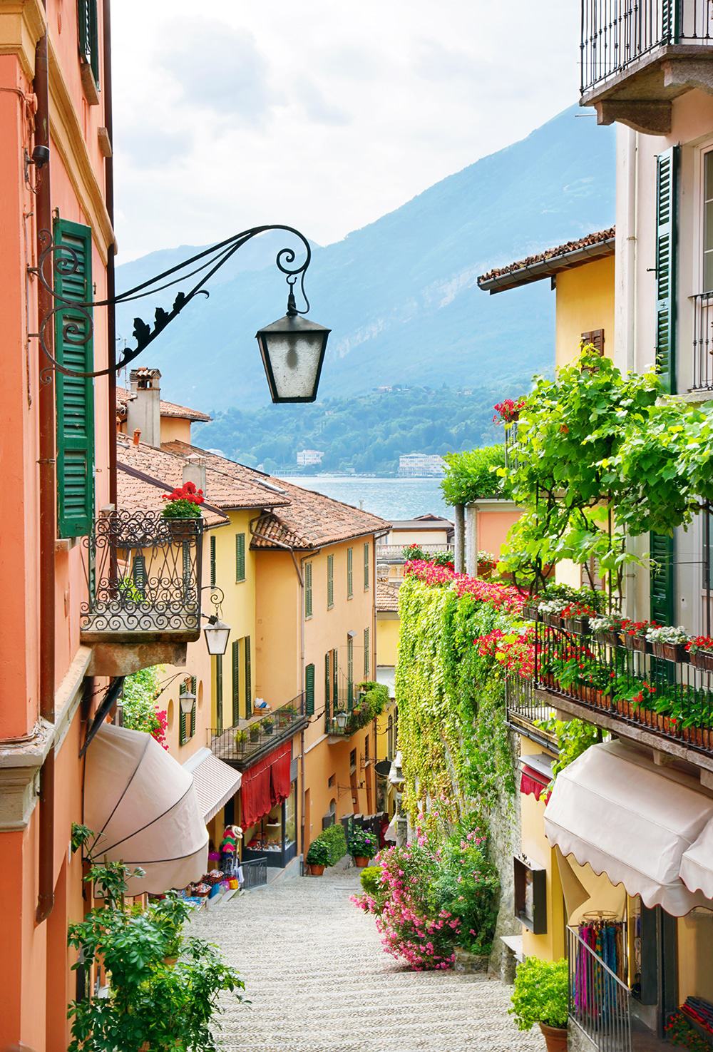 View from a beautiful street in Lake Como | You have to read these travel tips before visiting Italy!