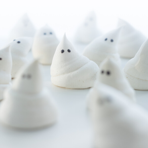 These cute and fluffy meringue ghosts are the perfect vegan Halloween treat for anyone: kids, adults and your scary monster guests!