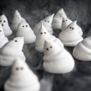 These cute and fluffy meringue ghosts are the perfect vegan Halloween treat for anyone: kids, adults and your scary monster guests!