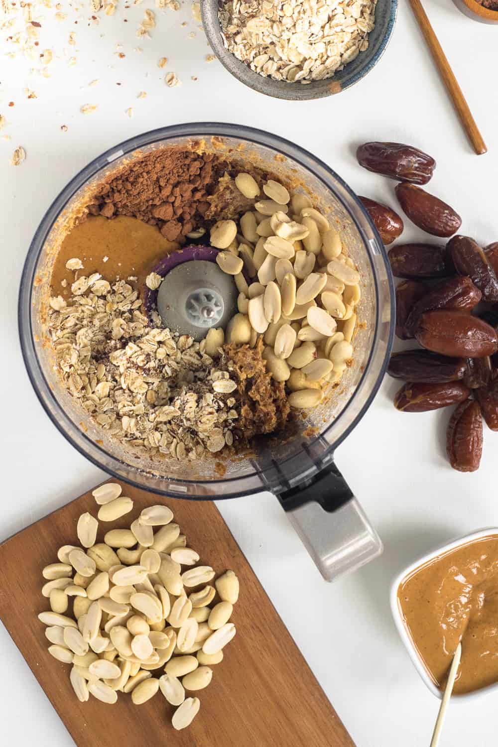 Insanely easy to make and delicious: with 5 simple ingredients these no-bake peanut butter balls are ready in record time, and are incredibly healthy! Mix all the ingredients.