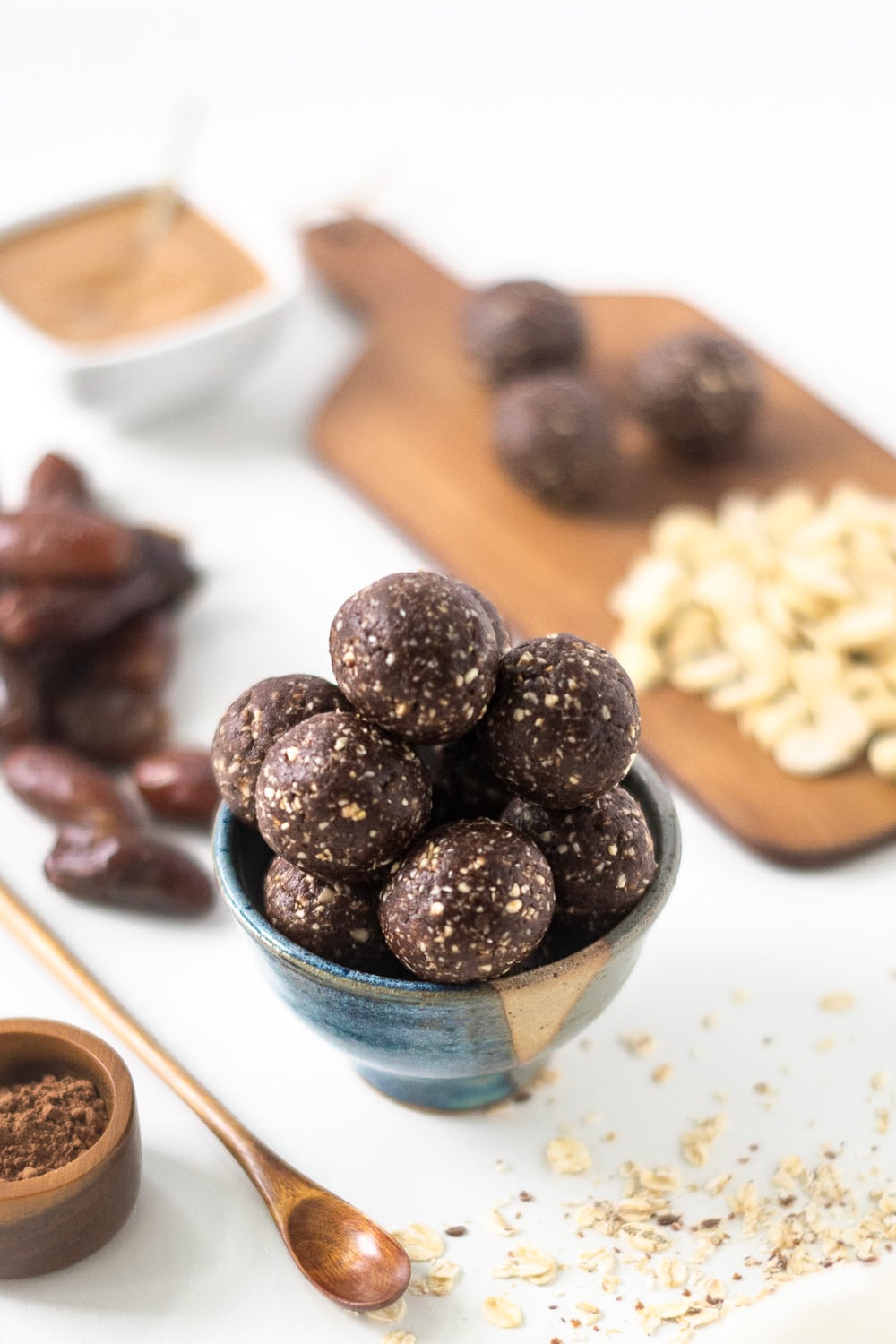 Insanely easy to make and delicious: with 5 simple ingredients these no-bake peanut butter balls are ready in record time, and are incredibly healthy!