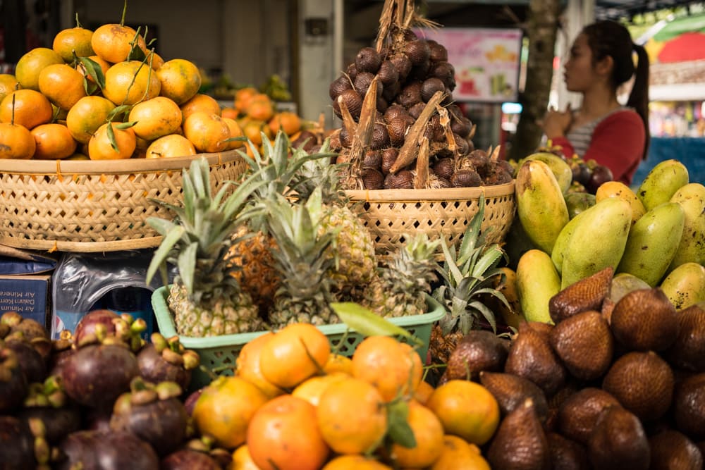 Local fruit in a market in Bali - Travel hacks: eat with the locals 