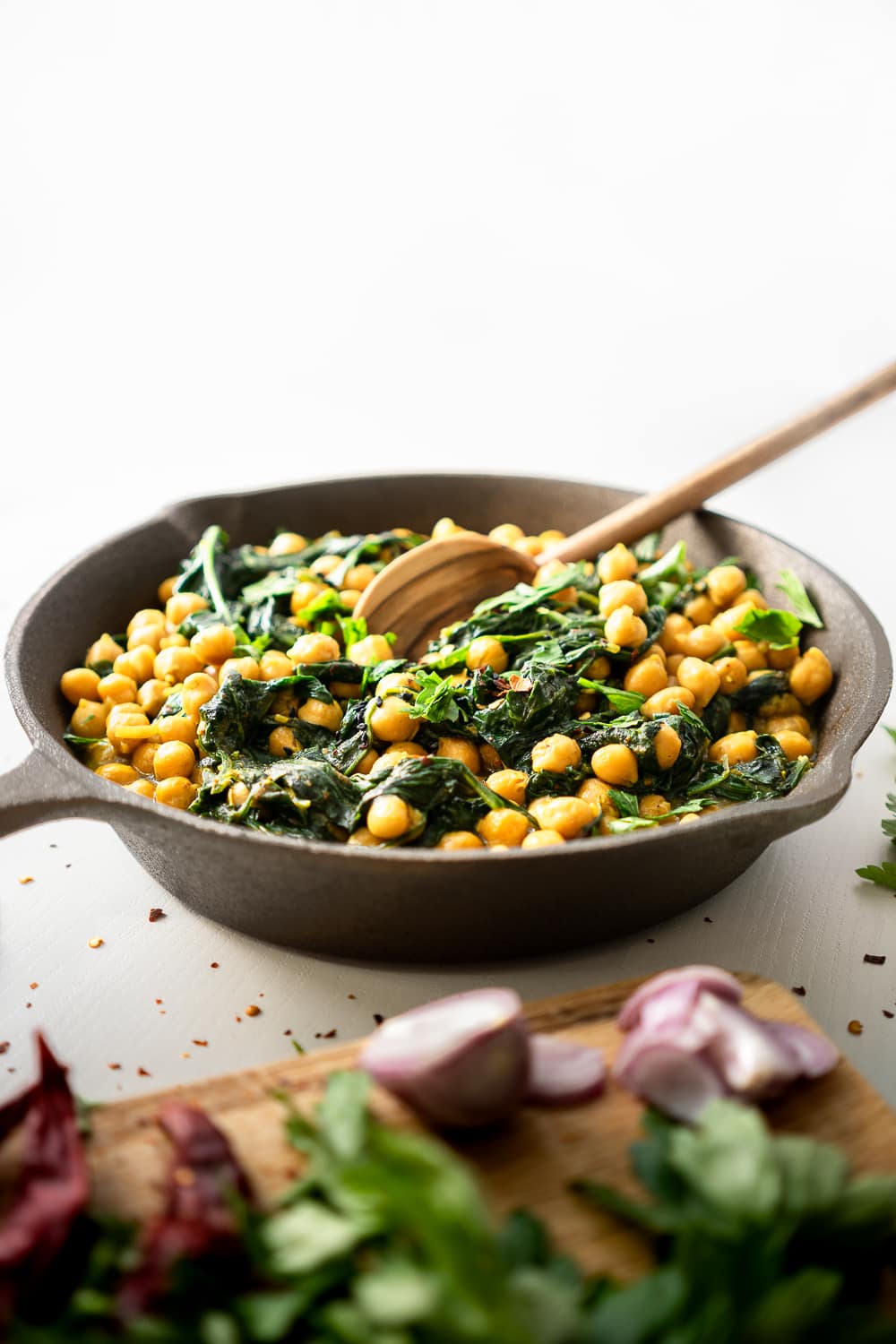 A cast iron pan with a delicious spinach and chickpea curry: Try this rich and creamy chickpea curry. It has a great depth of flavours and it's surprisingly ready in 10 minutes. Perfect for meal prep!