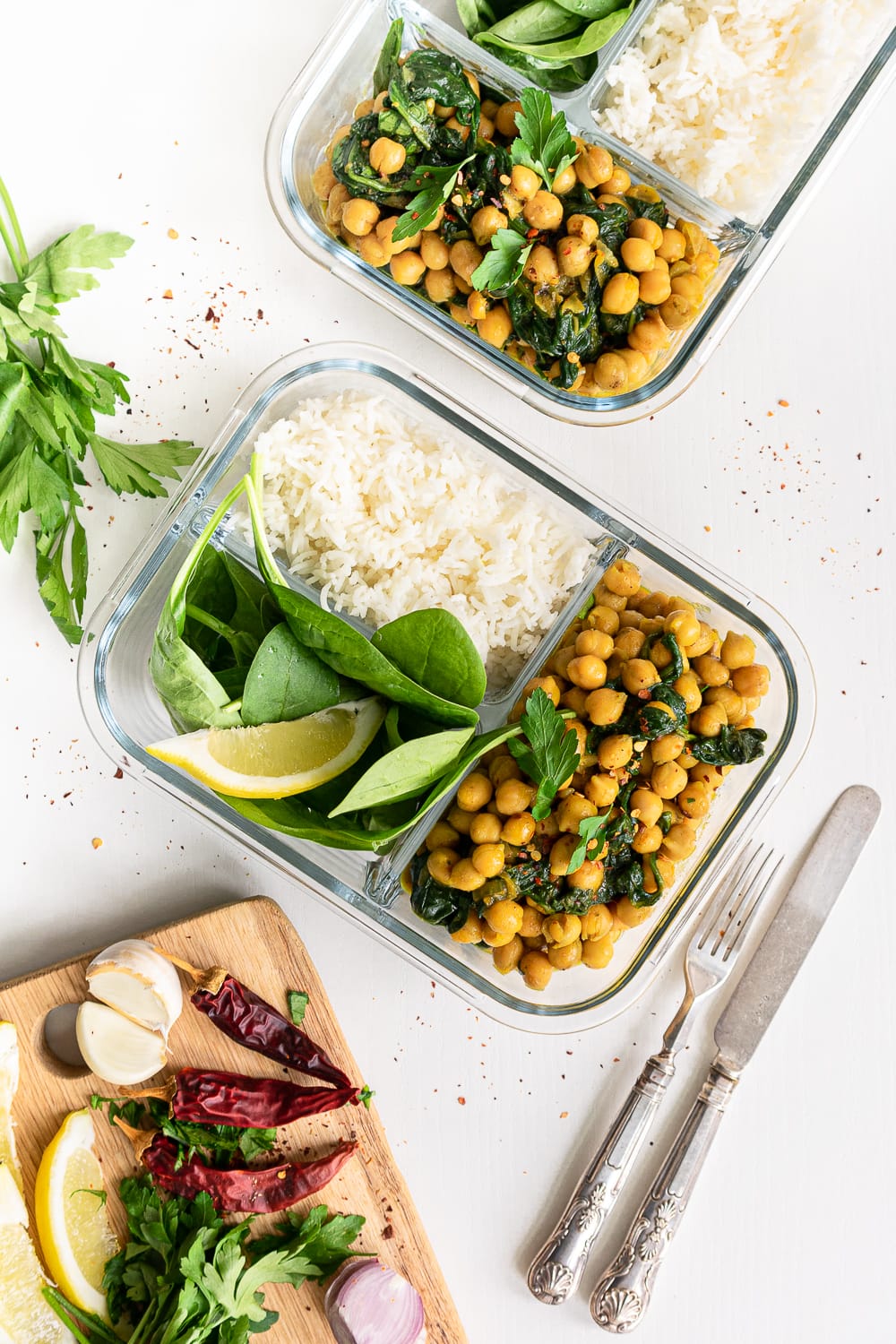 A delicious chickpea curry in meal prep containers: the perfect dish to meal prep on Sunday!