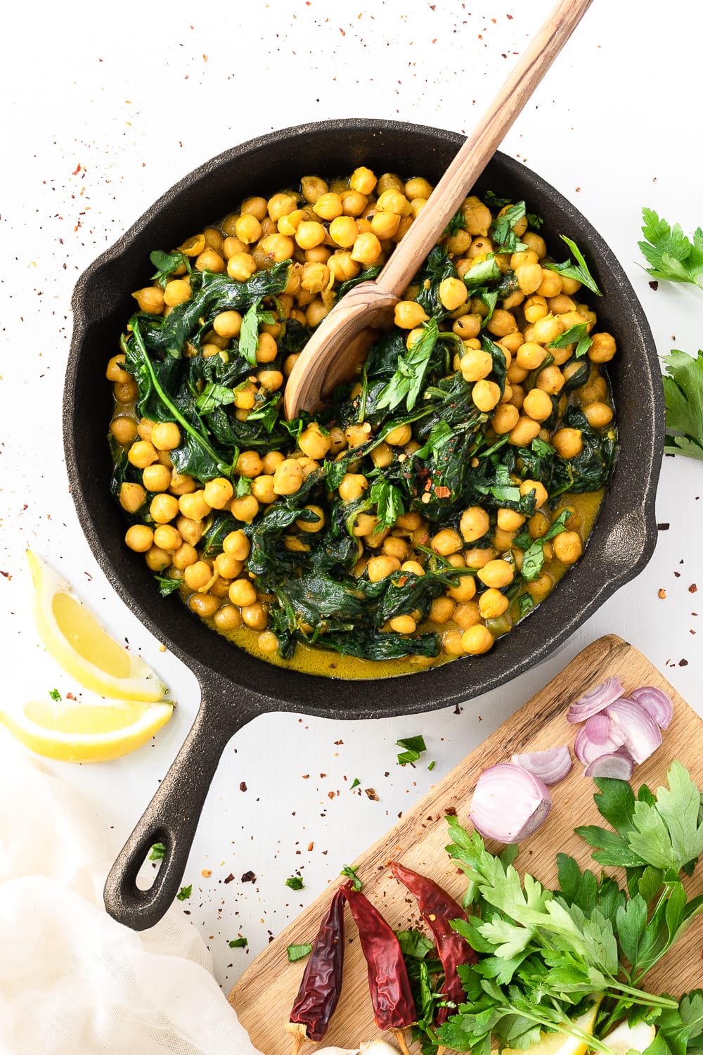 A cast iron pan with a delicious spinach and chickpea curry: Try this rich and creamy chickpea curry. It has a great depth of flavours and it's surprisingly ready in 10 minutes. Perfect for meal prep!