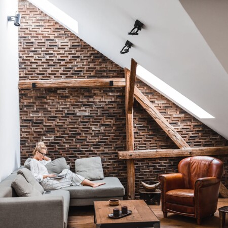 A woman working on the sofa as a proofreader, looking for online proofreading jobs
