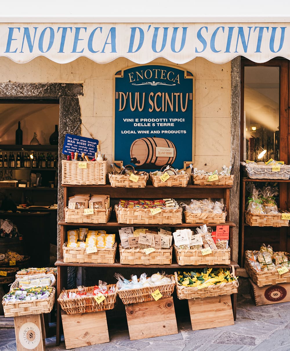 Restaurants in Cinque Terre: front view of Enoteca Du Sciuntu shop