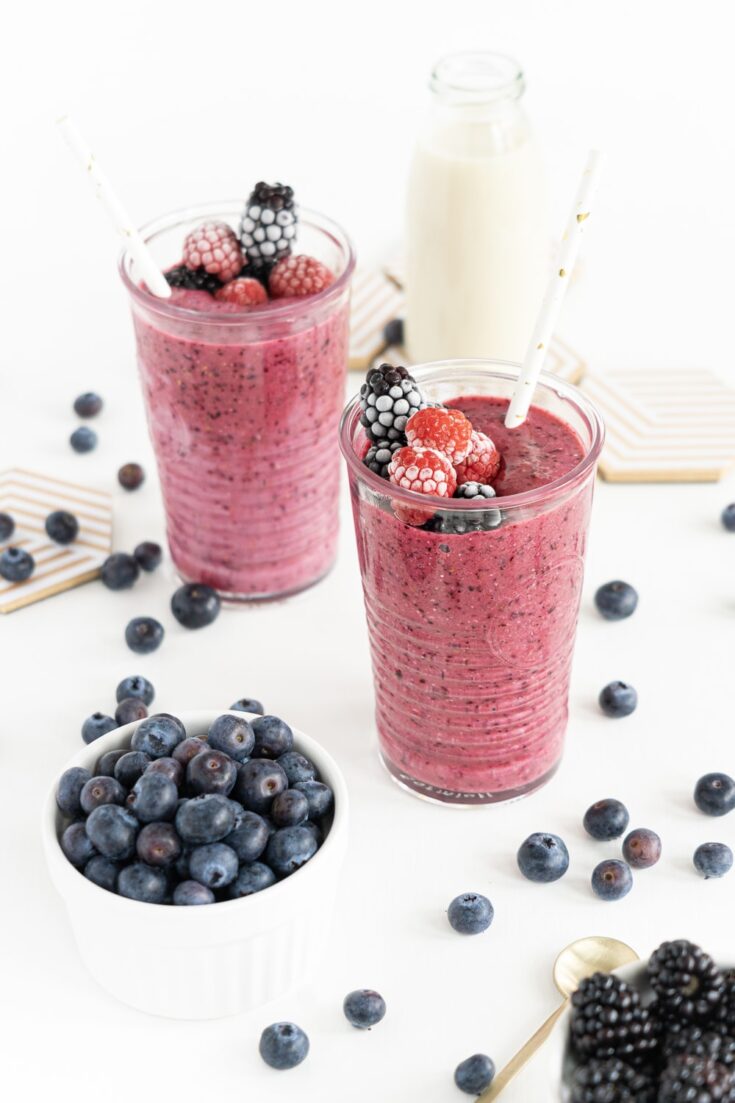 Quick to make and naturally sweet, this thick and creamy&nbsp;berry smoothie is incredibly refreshing and extremely satisfying.&nbsp;The best berry smoothie ever!