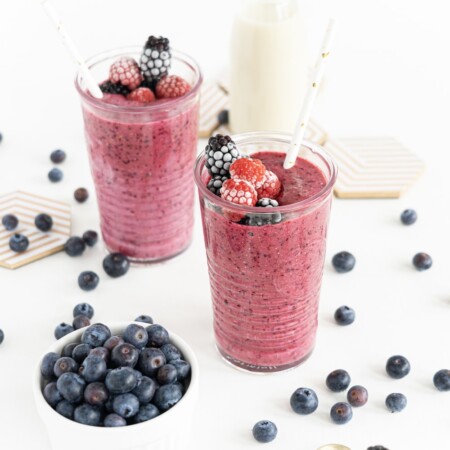 Quick to make and naturally sweet, this thick and creamy&nbsp;berry smoothie is incredibly refreshing and extremely satisfying.&nbsp;The best berry smoothie ever!