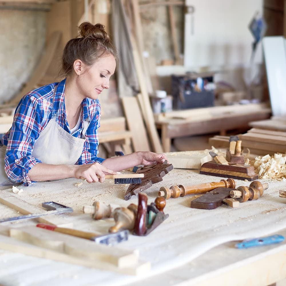 Mujer haciendo trabajos de madera en una tienda