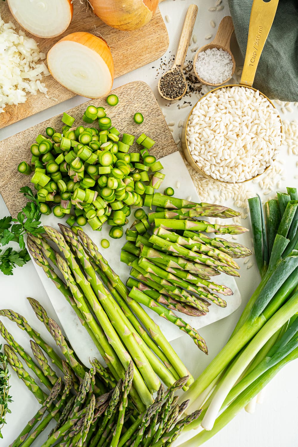 Top view of all ingredients needed to make asparagus risotto