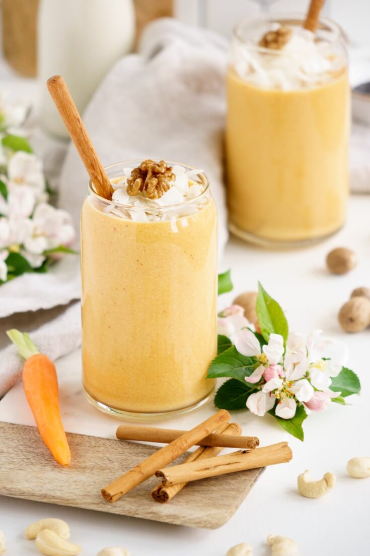 carrot cake smoothies in glasses