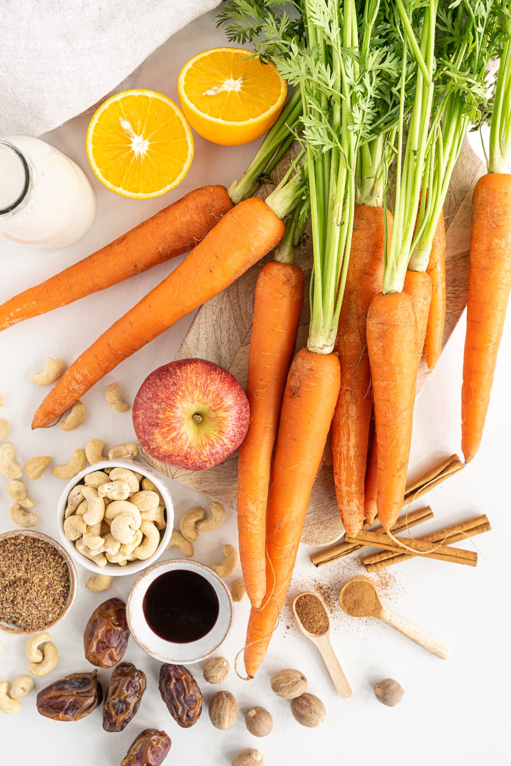 Ingredients needed to make a carrot cake smoothie