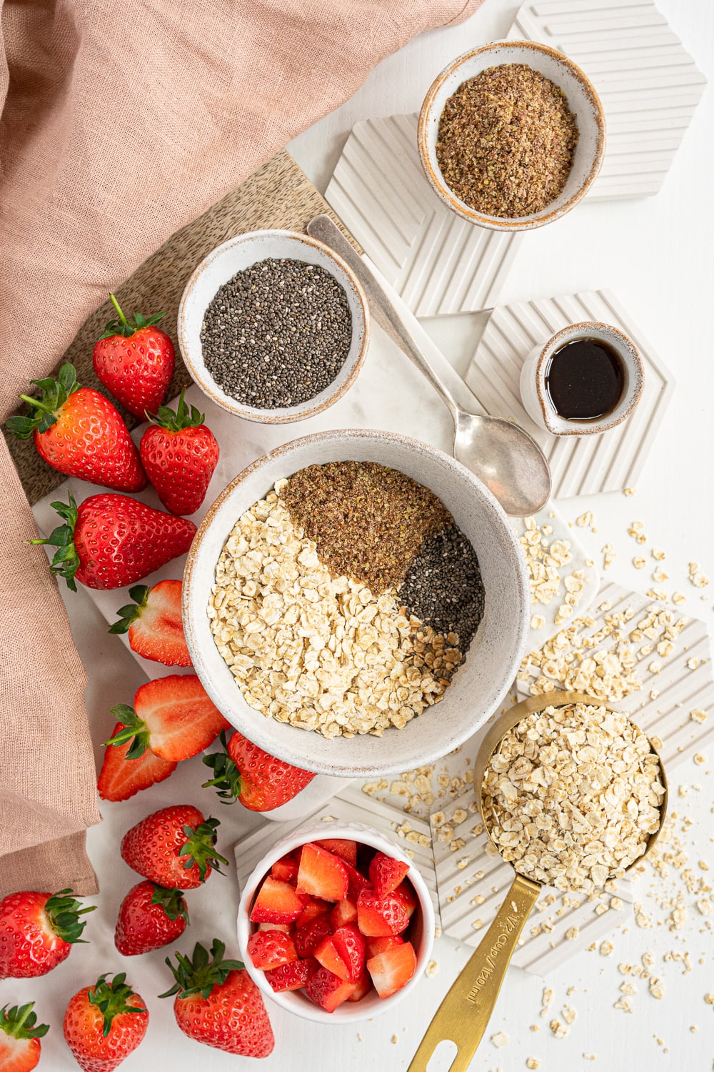Ingredients to make strawberry overnight oats