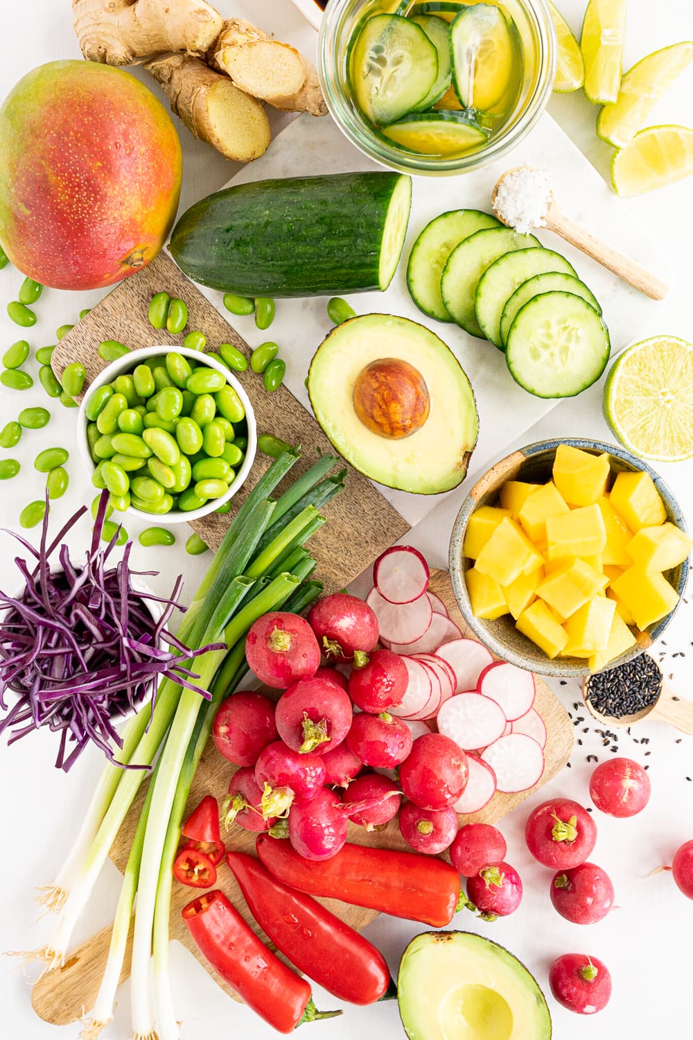 Overview of all ingredients needed to make a vegan tofu bowl