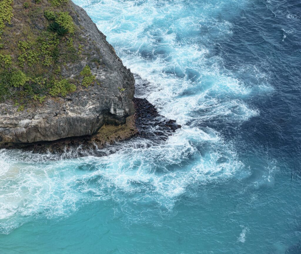 Ocean waves hitting the rocks