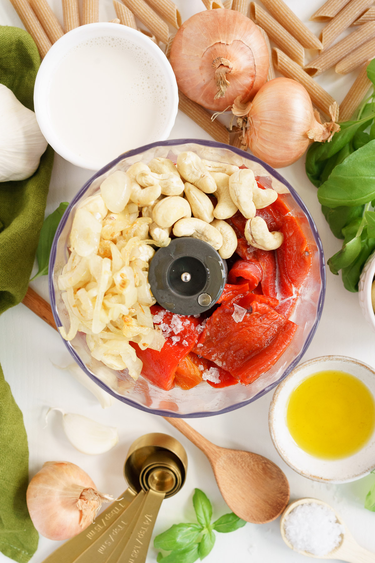 Blending roasted red pepper, shallot, cashew, garlic in the blender