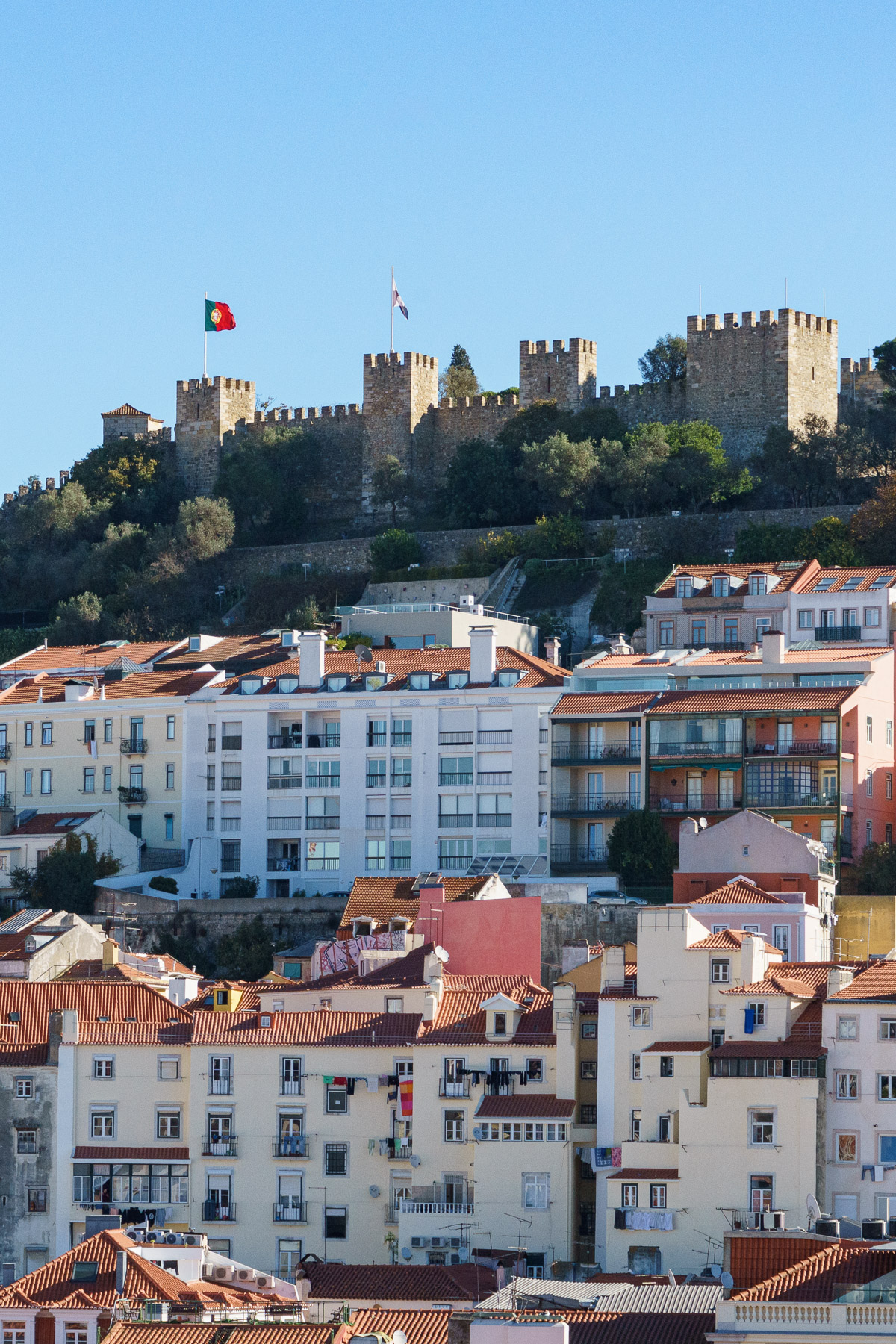 Castelo de Sao Jorge (St. George&rsquo;s Castle) towering over Lisbon