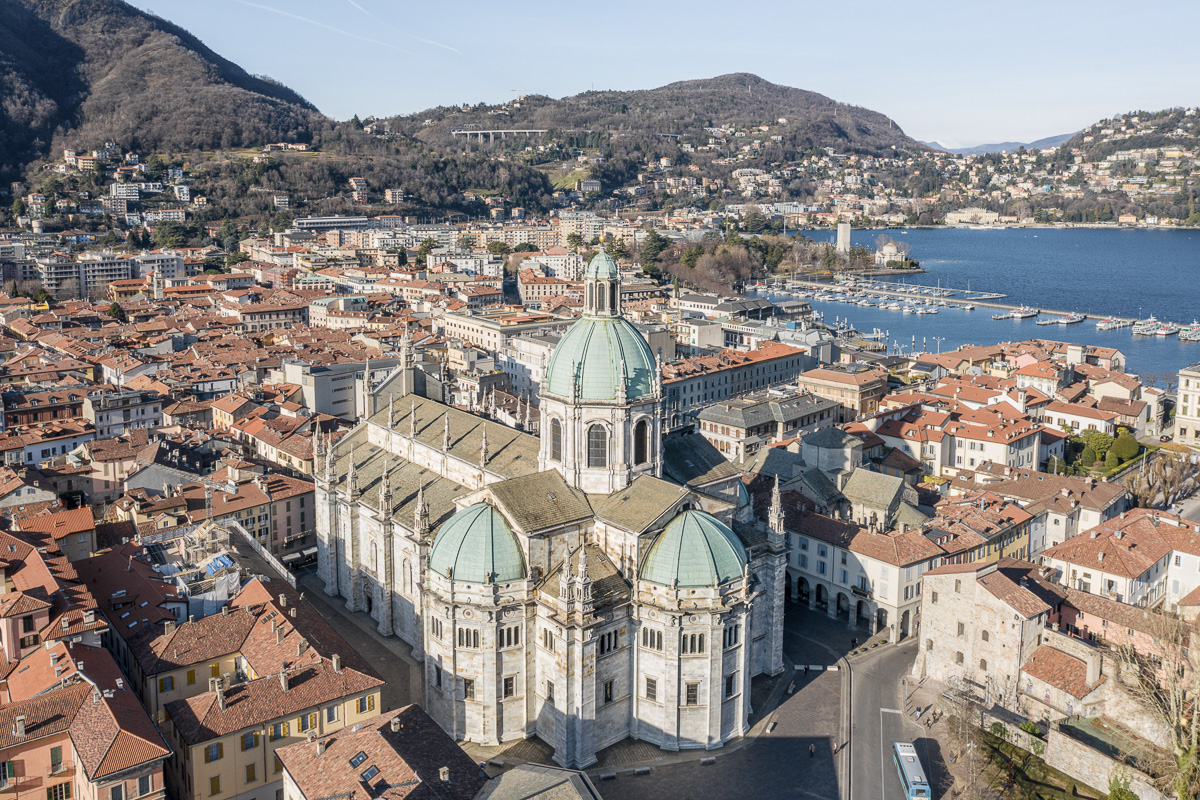 Cathedral of Como and panoramic of the city.