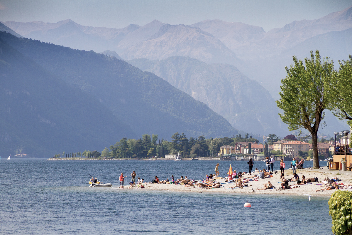 A pebble beach on the shore of Lake come.