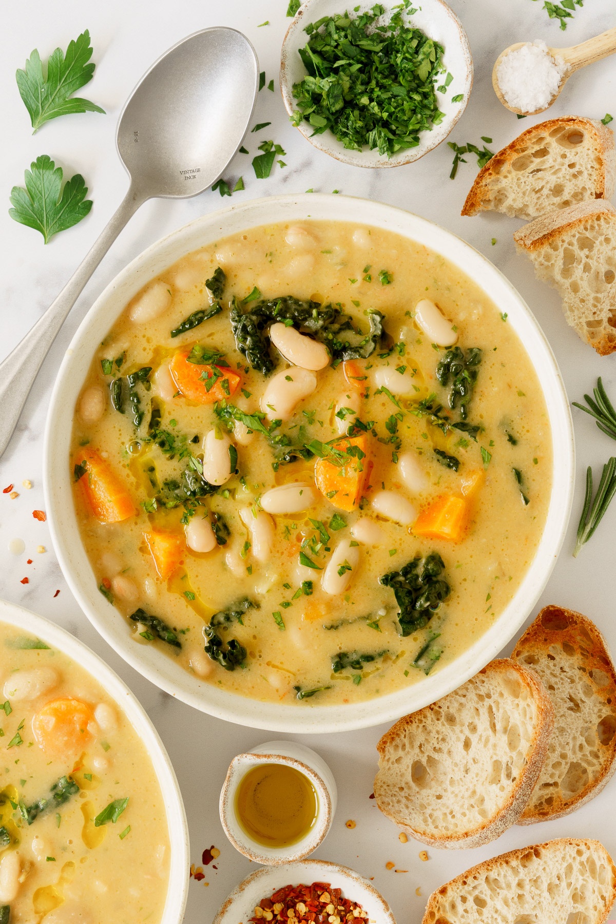 A bowl of tuscan white bean soup.